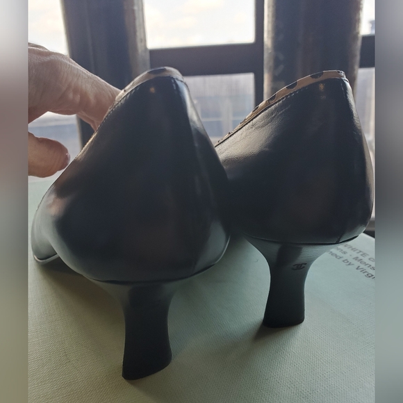 Sz 37.5 Chanel heels in Chanel box
